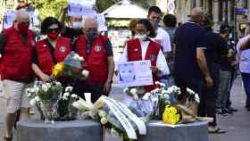 Asistentes dejan rosas y carteles en recuerdo a las personas fallecidas en el atentado de Barcelona / EUROPA PRESS