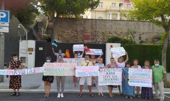 Madina y un grupo de personas protestan este lunes en el consulado de Rusia en Barcelona / M.A