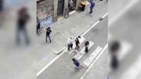 Captura de pantalla del vídeo de la pelea callejera en un punto negro del Raval / BCN HELPERS