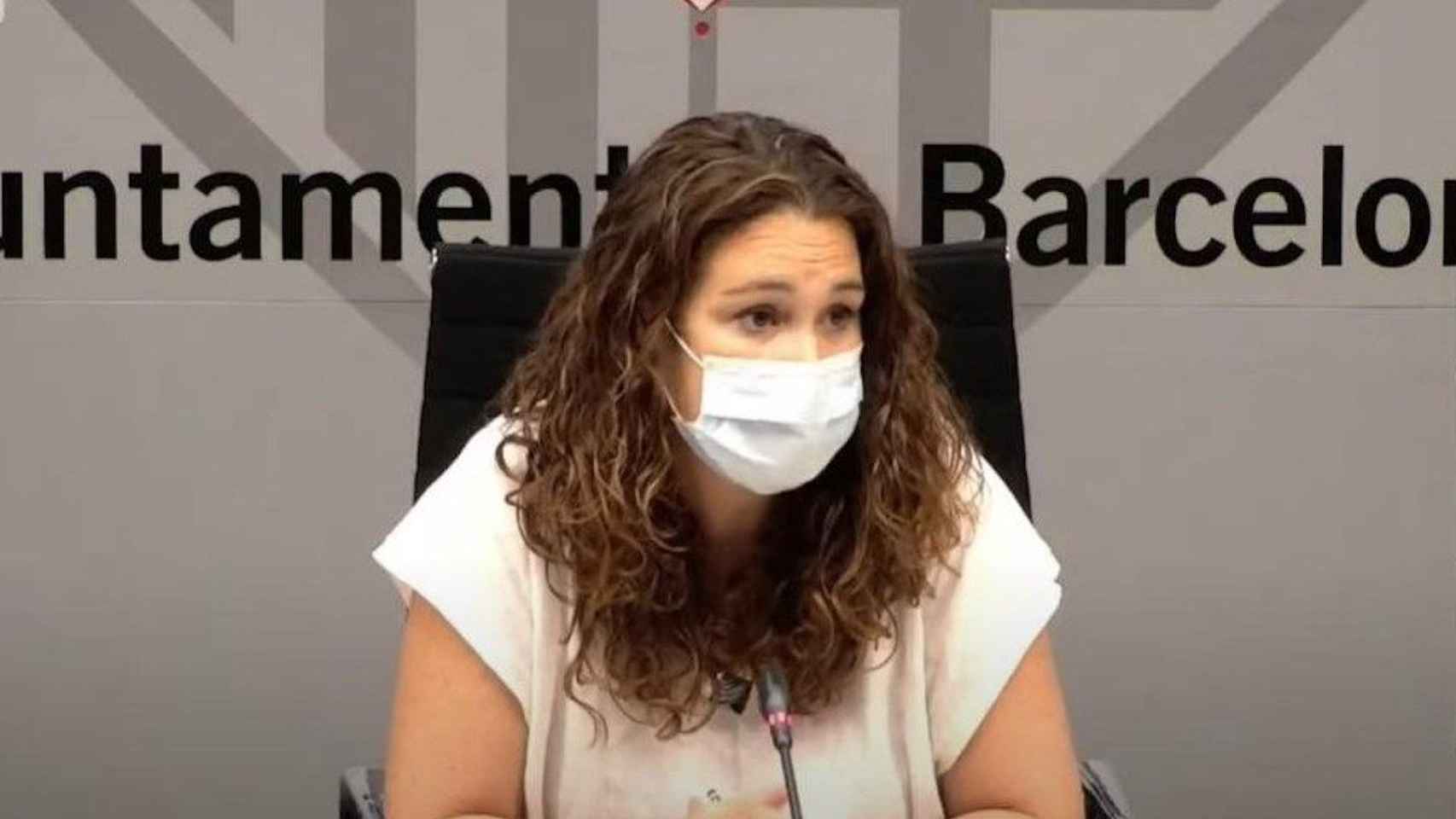 La teniente de alcalde, Laura Pérez, en una rueda de prensa sobre el acopio de locales de Barcelona para escuelas / EP