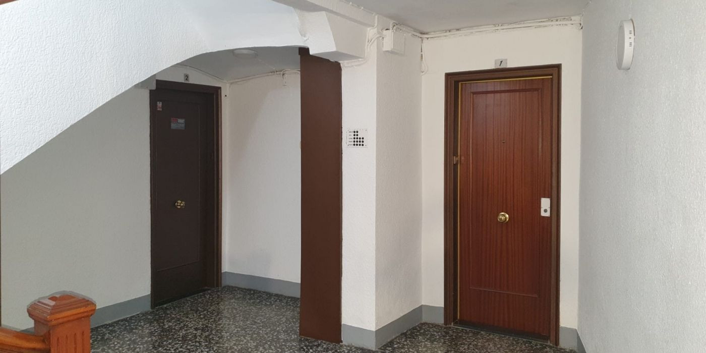Puerta de uno de los bajos okupados del edificio del Guinardó / V.M.
