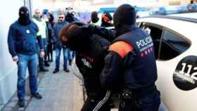 Agentes de Mossos con un detenido en Sitges / EFE
