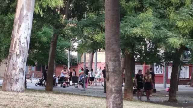 Un grupo de personas celebra una comida en la calle en el barrio del Besòs i Maresme / TWITTER - LAURA TRABAL