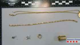 Los ladrones escondidos en las cloacas y detenidos por los Mossos habían robado estas joyas. / Mossos