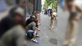Captura de pantalla de uno de los vídeos en los que se ve como los adictos se reúnen a diario y sin mascarilla frente a la narcosala del Raval /