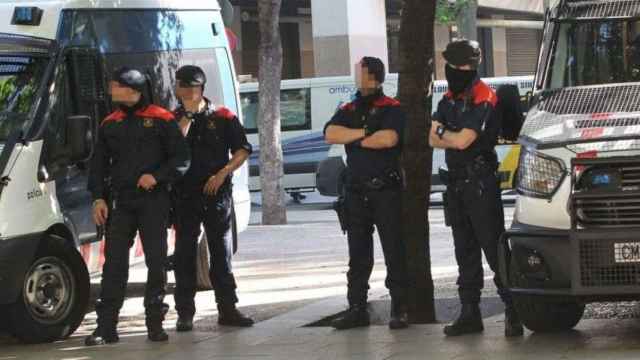 Agentes de los Mossos d'Esquadra en Poble-Sec / EFE