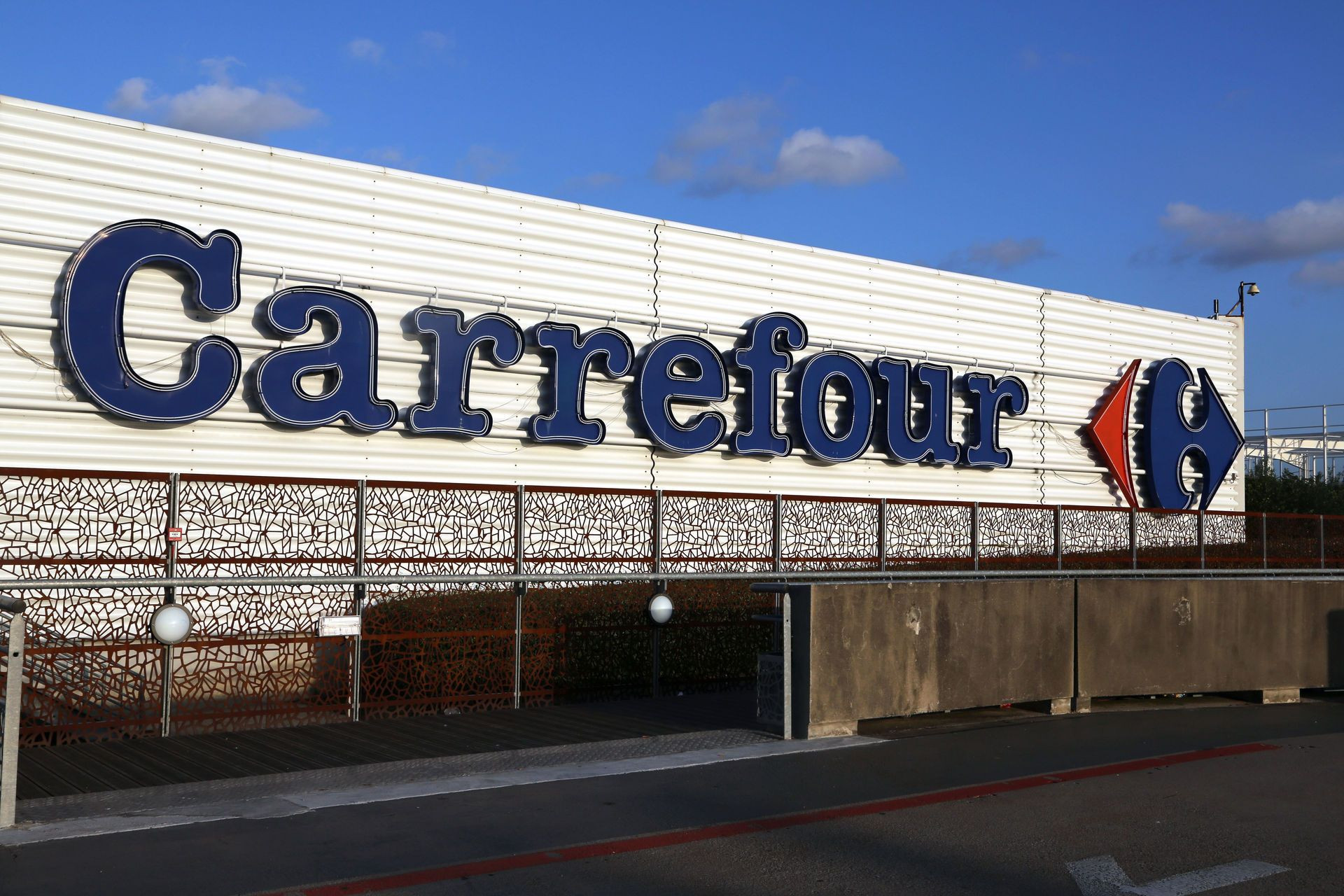 Fachada de una tienda de Carrefour, cadena en la que recientemente ha muerto un empleado / ARCHIVO
