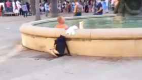 Captura de pantalla del vídeo en el que se ve como un hombre se tuesta al sol y se zambulle en la fuente de la plaza Reial / BMAGAZINE