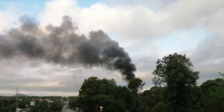 Columna de humo producida por el incendio en una estación eléctrica de Cerdanyola del Vallès / BOMBERS