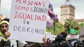 Un hombre mostrando una pancarta contra el racismo en una manifestación en Barcelona / ARCHIVO