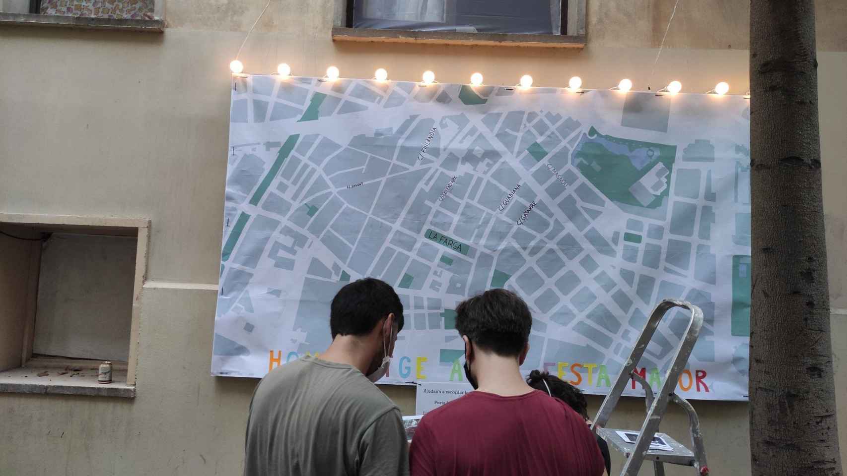 Montaje de un mapa colaborativo en una calle de Sants / @ComissioPapin