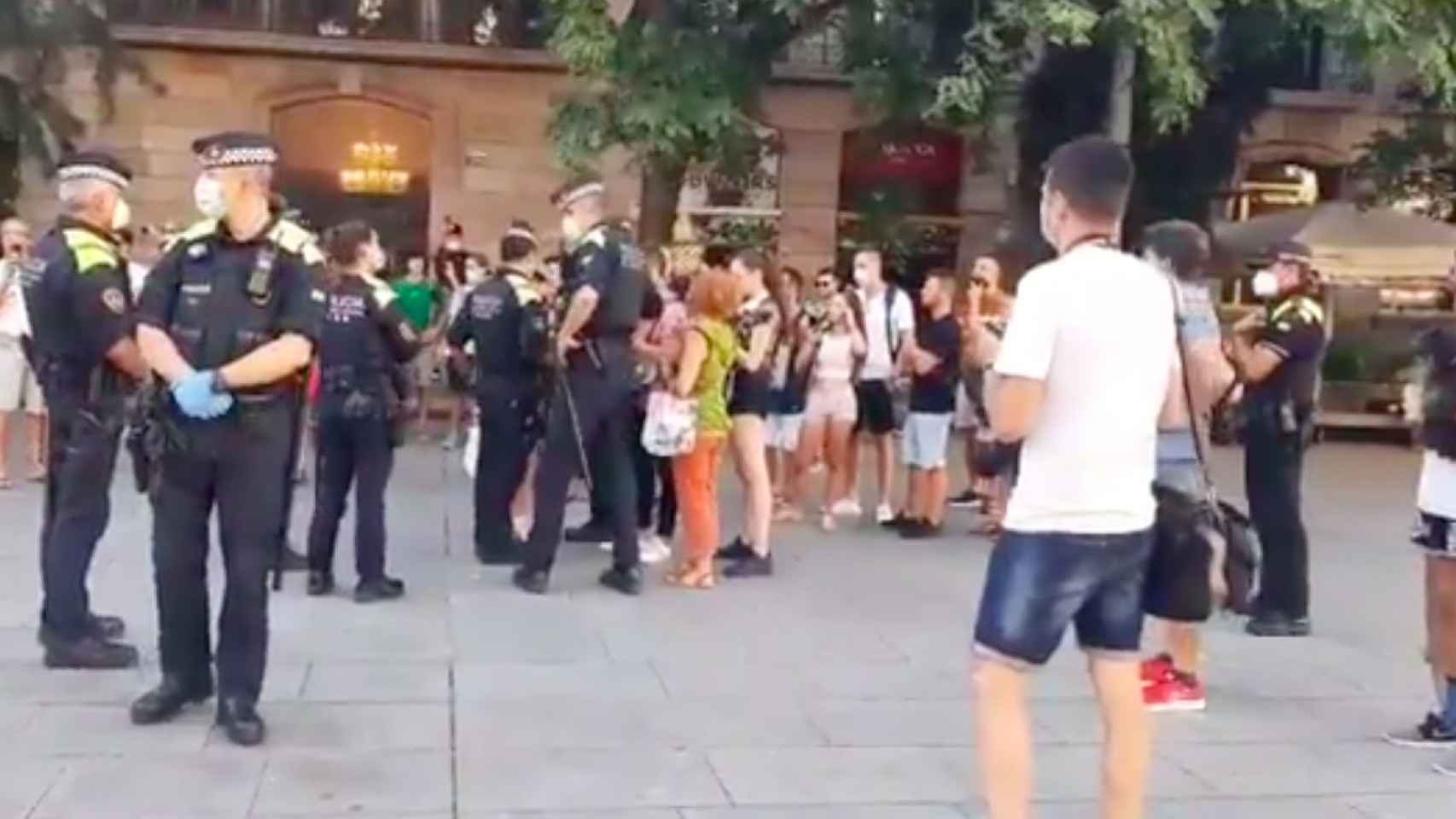 La Guardia Urbana identifica a los participantes de la protesta sin mascarilla esta tarde en Barcelona / @SimOnTheWay