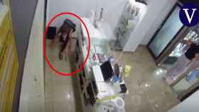 Las cámaras de seguridad muestra a la niña colándose por el mostrador / LA VANGUARDIA