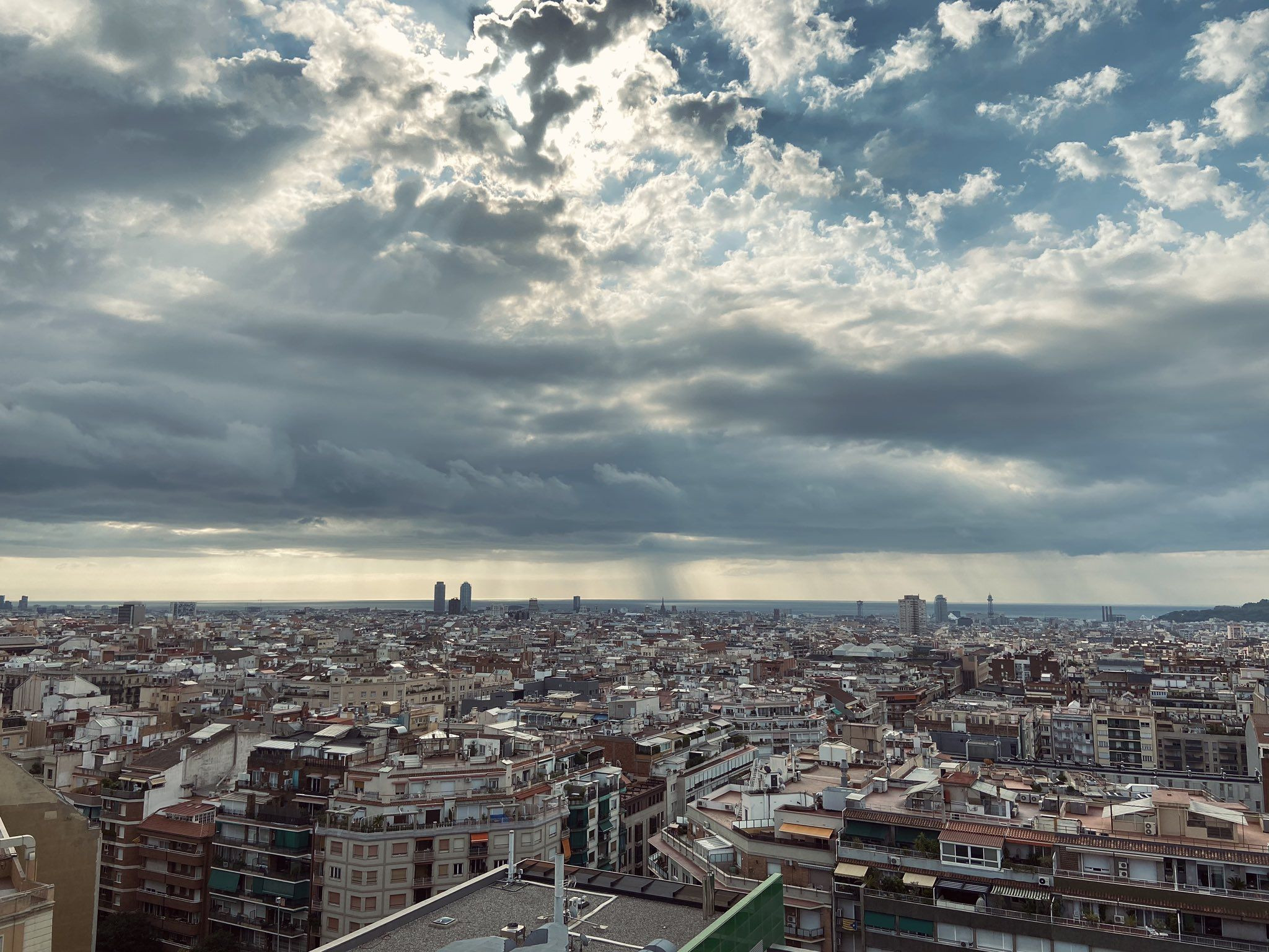 Las nubes y la lluvia durante un día en Barcelona / TWITTER