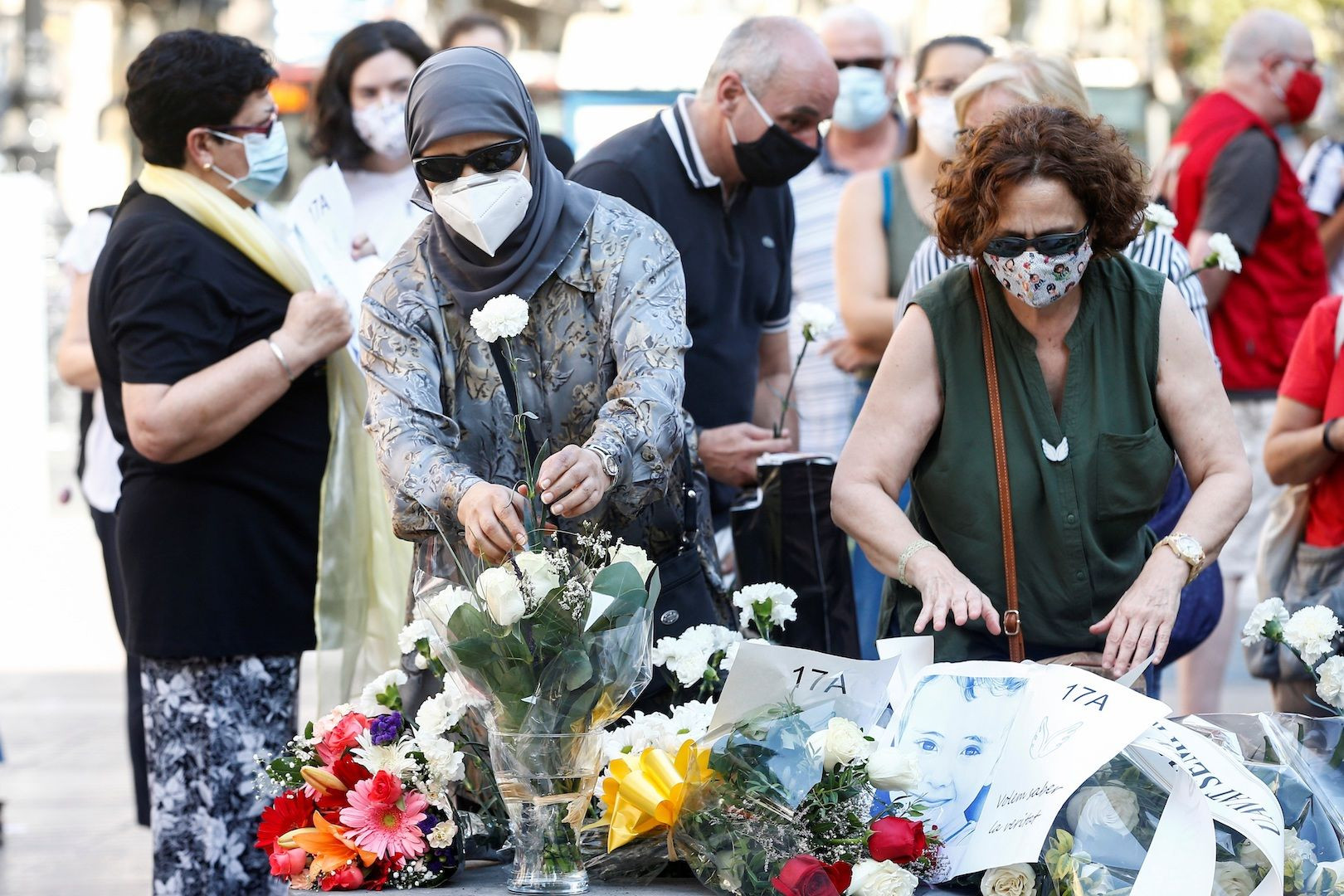 Familiares de las víctimas del 17A en la ofrenda floral de Las Ramblas de Barcelona / EFE