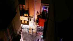 Captura de pantalla del vídeo en el que se ve como el delincuente entra escalando en un piso del Gòtic / @montserubialta - TWITTER