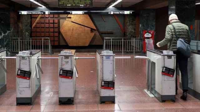 Un usuario accede al metro de TMB / HUGO FERNÁNDEZ