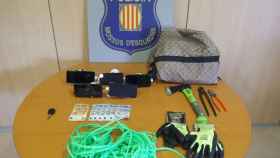 Objetos y dinero decomisado a los tres jóvenes detenidos por robo con fuerza en Castelldefels / MOSSOS D'ESQUADRA