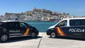 Dos vehículos de la policía en Ibiza / POLICÍA NACIONAL