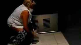 Una mujer defeca en el pasillo de una tienda / TWITTER