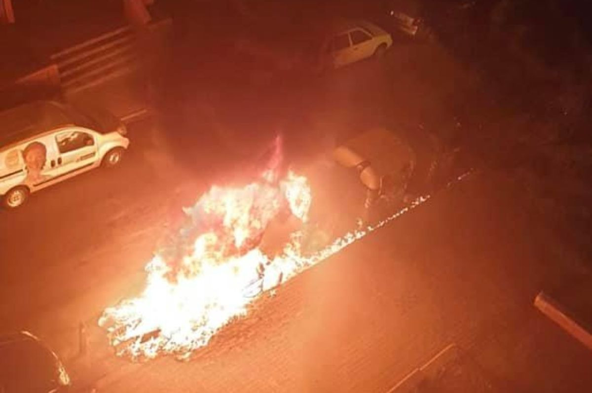 Incendio en unos contenedores el 28 de agosto en el barrio de Llefià de Badalona / BADALONA 24 HORES