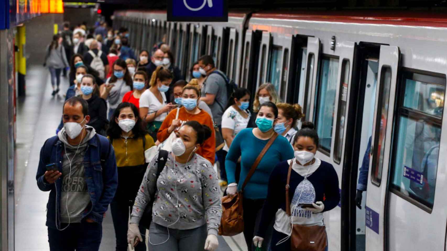 Usuarios del metro durante la nueva movilidad en Barcelona / EFE