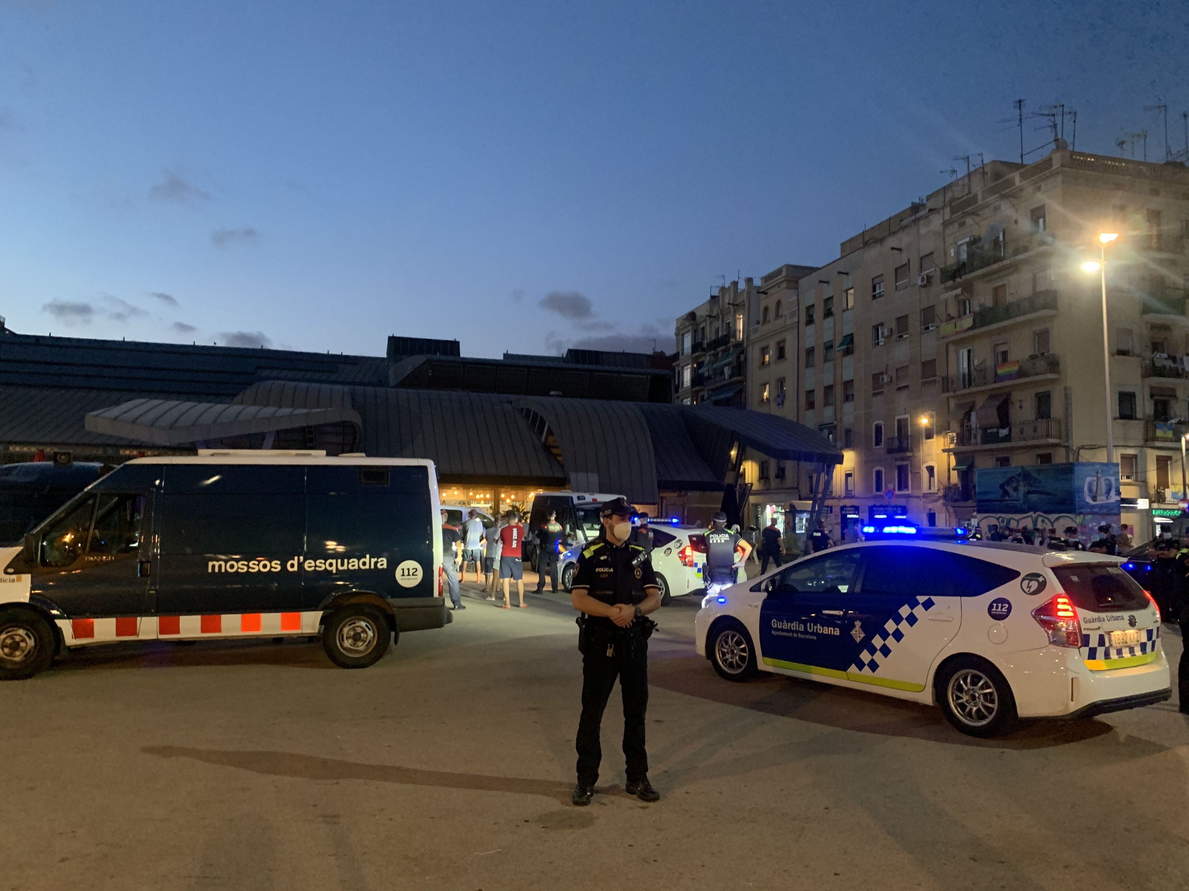 Agentes de Mossos, Guardia Urbana y Policía Nacional durante el macrooperativo policial contra la multirreincidencia en la Barceloneta / METRÓPOLI ABIERTA