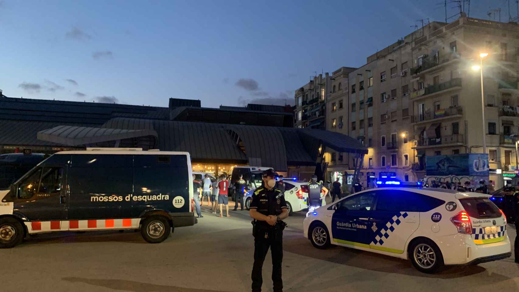 Agentes de Mossos, Guardia Urbana y Policía Nacional durante el macrooperativo policial contra la multirreincidencia en la Barceloneta / METRÓPOLI ABIERTA