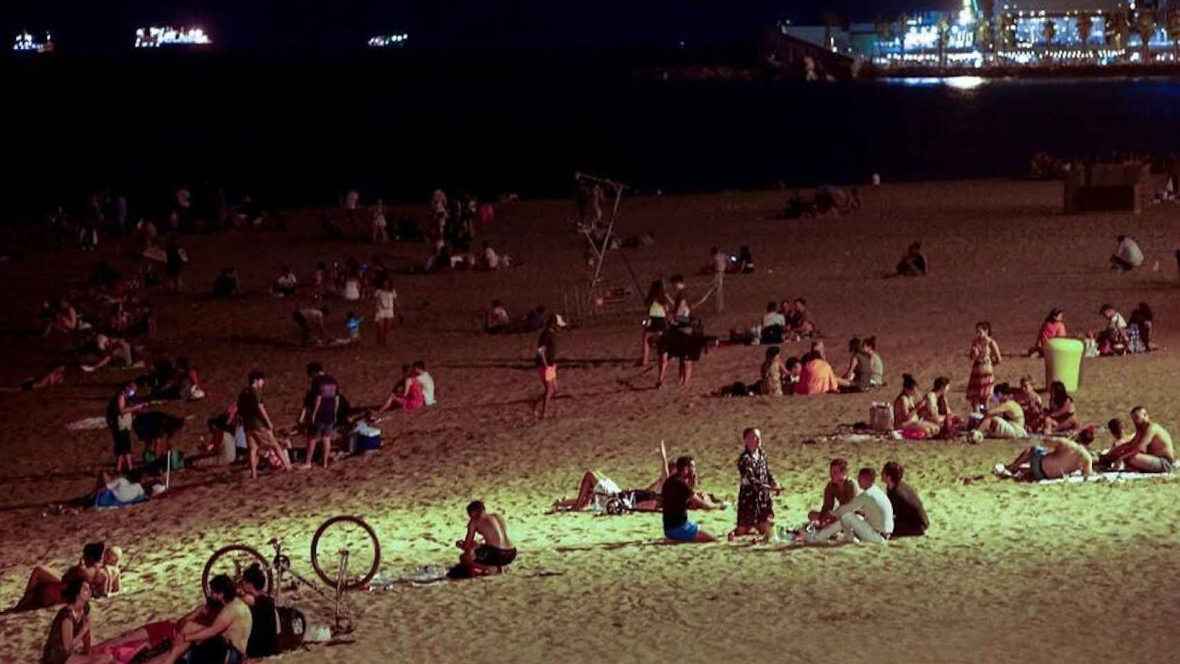 Varios jóvenes en la playa de la Barceloneta / EFE - QUIQUE GARCÍA