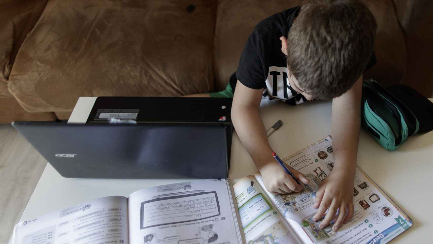Un alumno de primaria hace los deberes en el curso escolar 2019-2020 durante la pandemia del Covid-19