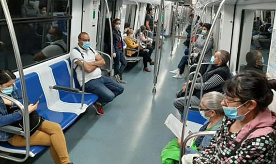 Un vagón de metro con usuarios que llevan mascarilla / EFE