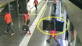 El autor del asalto y la menor en el andén del metro, escapando tras cometer el asalto / MOSSOS D'ESQUADRA