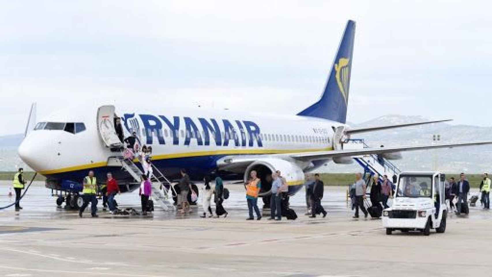 Un avión de Ryanair con clientes embarcando