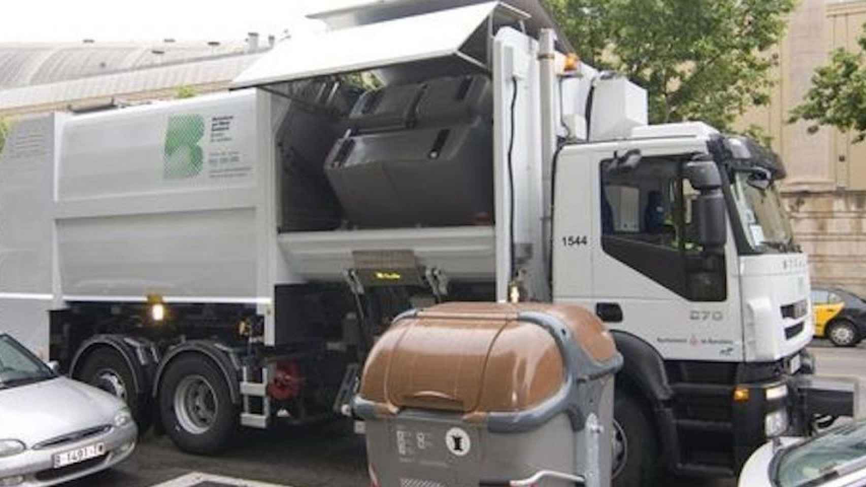 Un camión municipal que se encarga de la recogida de residuos en Barcelona / EUROPA PRESS