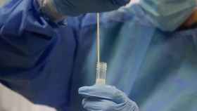 Una trabajadora sanitaria sostiene una probeta con una prueba PCR / EUROPA PRESS - Ricardo Rubio