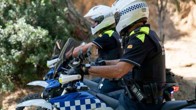 Dos agentes de la policía en moto