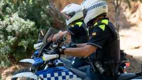 Dos agentes de la policía en moto