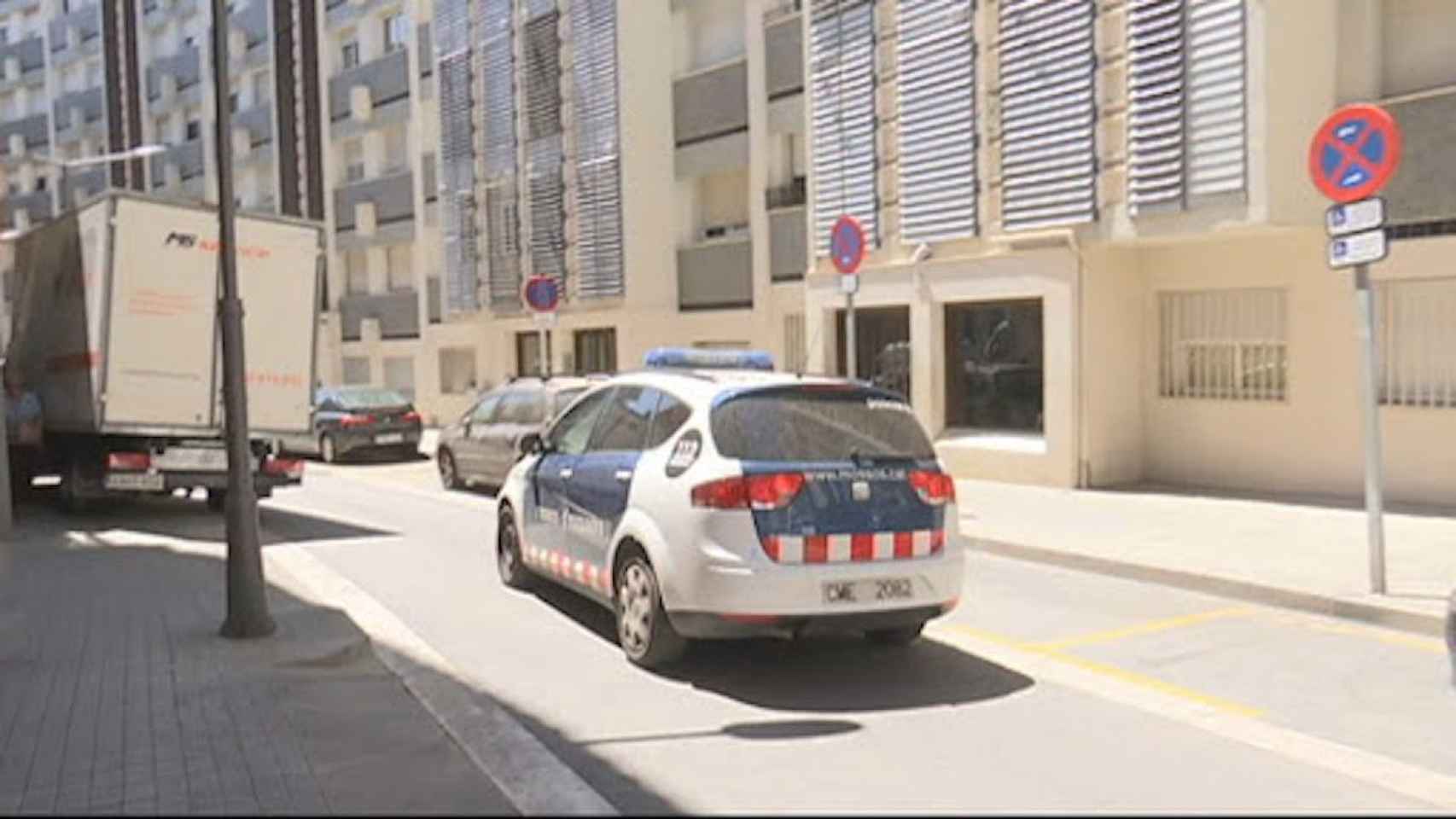 Un coche de los Mossos d'Esquadra enfrente de una vivienda en Mataró / EFE