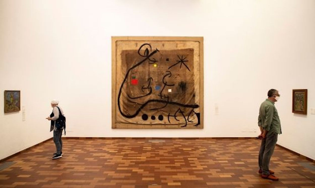 Dos visitantes en la Fundació Joan Miró, uno de los museos de Barcelona que ha cifrado un 90% menos de visitantes / EFE