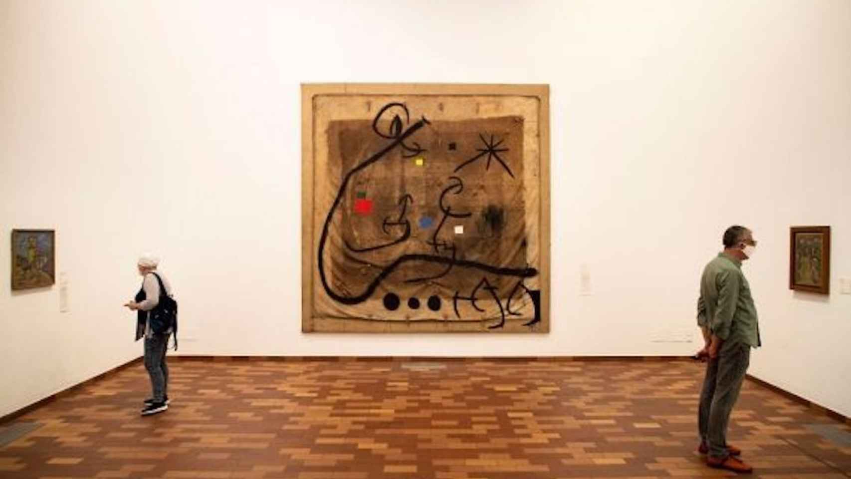 Dos visitantes en la Fundació Joan Miró, uno de los museos de Barcelona que ha cifrado un 90% menos de visitantes / EFE