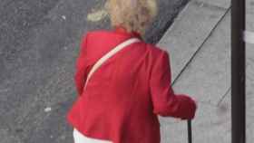 Una anciana por la calle en una imagen de archivo / EUROPA PRESS