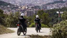 Dos urbanos en motocicleta patrullan por la montaña / GUARDIA URBANA