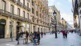Turistas paseando por Portal de l'Àngel, la calle más cara de España