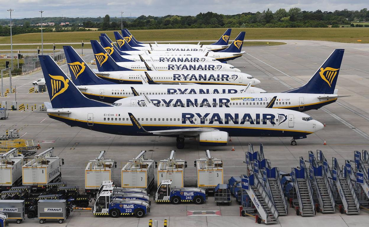 Una decena de aviones de Ryanair aparcados en un aeropuerto / EFE