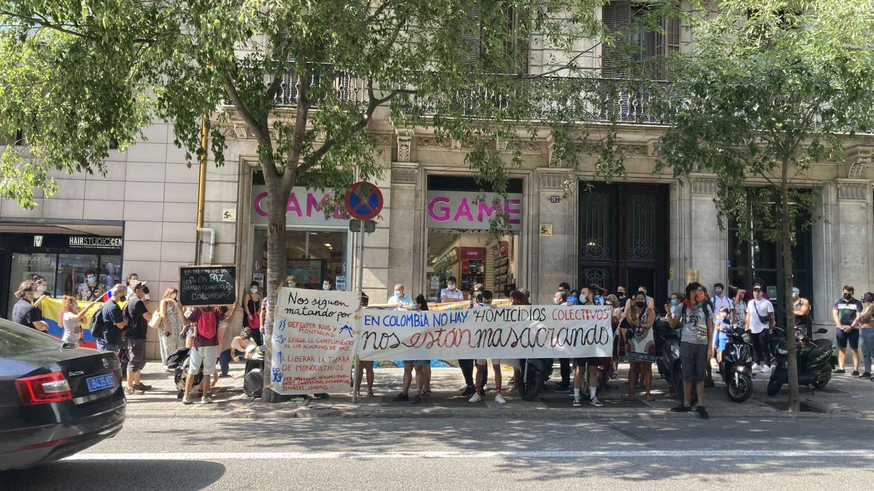 Manifestantes colombianos delante del consulado en Barcelona / M.A.