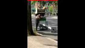 Un chatarrero se lleva una farola de una calle de Barcelona / TWITTER @CIVANTOSMOTA Y @HELPERSCAT