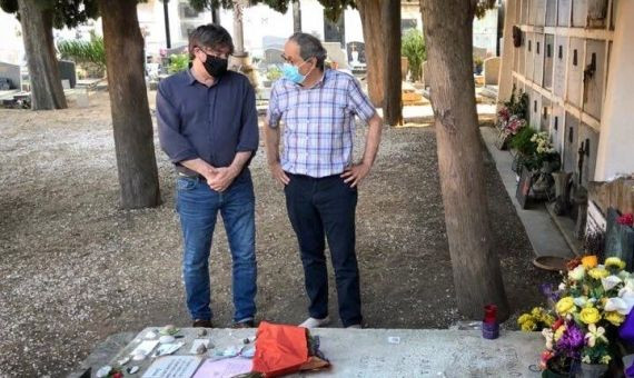 Puigdemont y Torra ante la tumba de Antonio Machado, en Colliure (Francia) / TWITTER QUIM TORRA