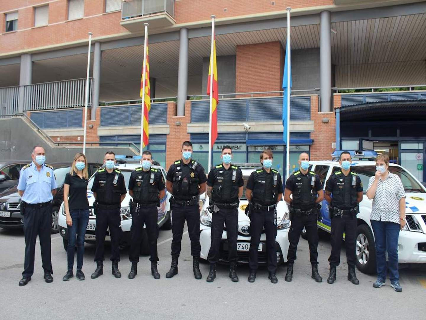 La unidad USIR de Santa Coloma con la alcaldesa y la regidora de seguridad / Ayuntamiento de Santa Coloma