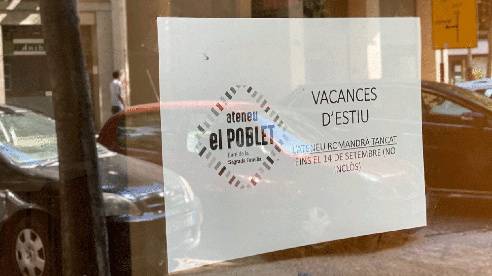 El cartel que anuncia las largas vacaciones de ateneo popular que ha pagado el Ayuntamiento de Barcelona en Sagrada Familia