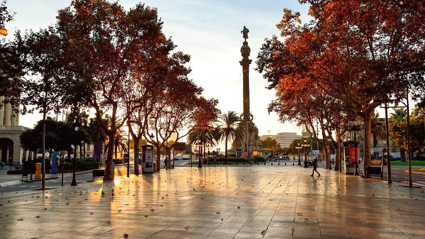 Perspectiva de la estatua de Colón y la Rambla de Barcelona, en pleno otoño / METRÓPOLI